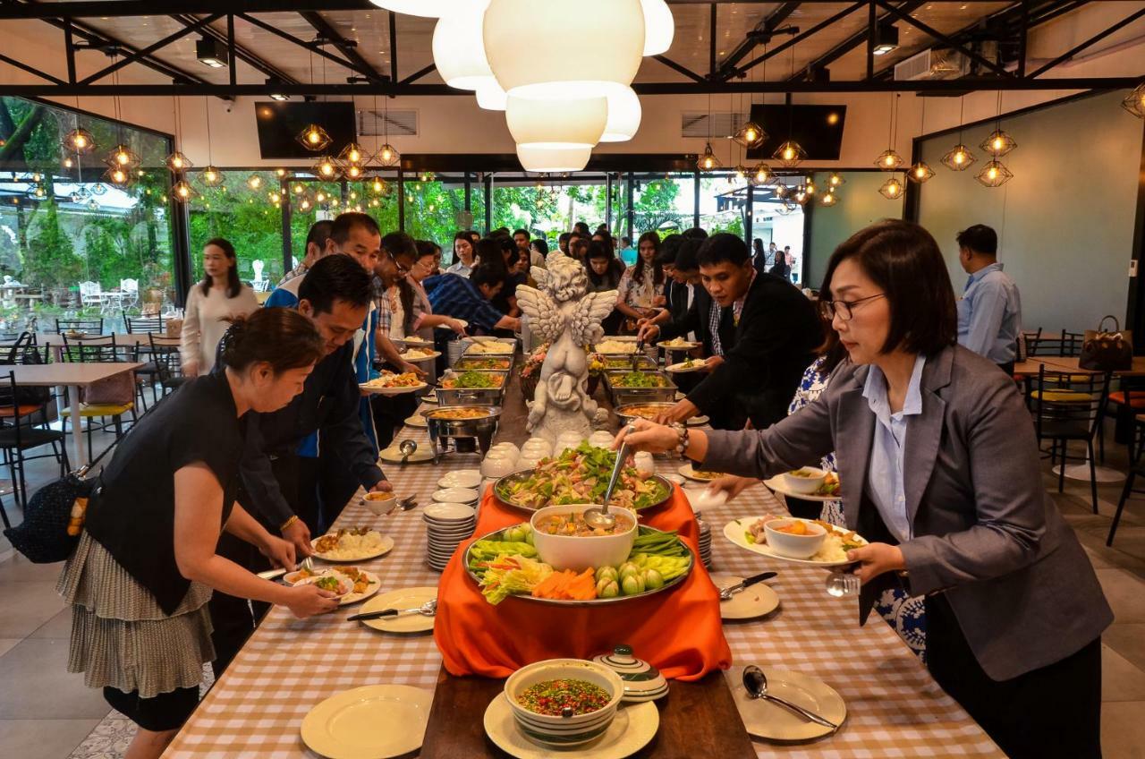 At Ruam Chok Hotel Chiang Mai Bagian luar foto